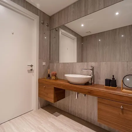 New Luxury Apartment, Sea View With Pool & Gym *