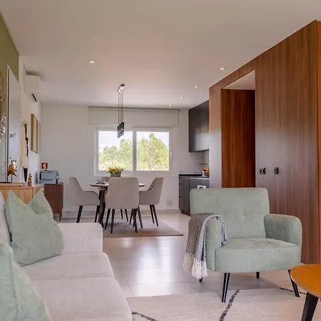 New Luxury Apartment, Sea View With Pool & Gym