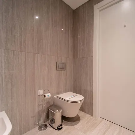 New Luxury Apartment, Sea View With Pool & Gym *