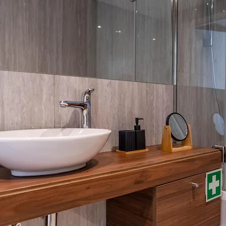 New Luxury Apartment, Sea View With Pool & Gym *