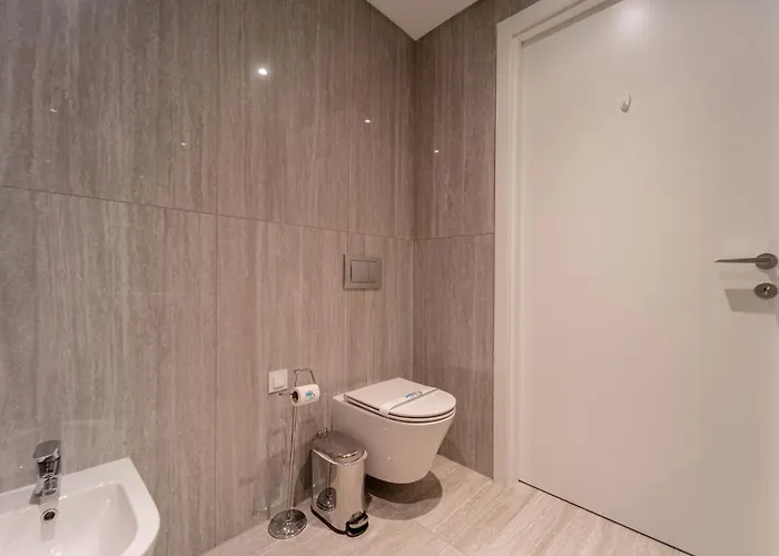 New Luxury Apartment, Sea View With Pool & Gym *