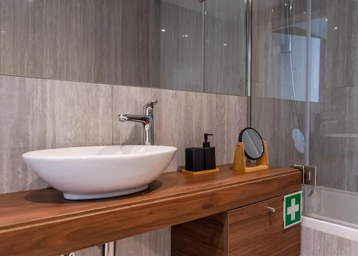 New Luxury Apartment, Sea View With Pool & Gym *